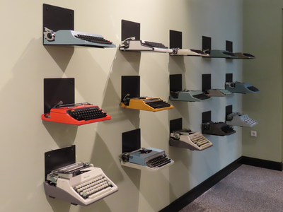 848886 Afbeelding van een kleine expositie van oude typemachines, op de eerste verdieping van de nieuwe winkel van ...